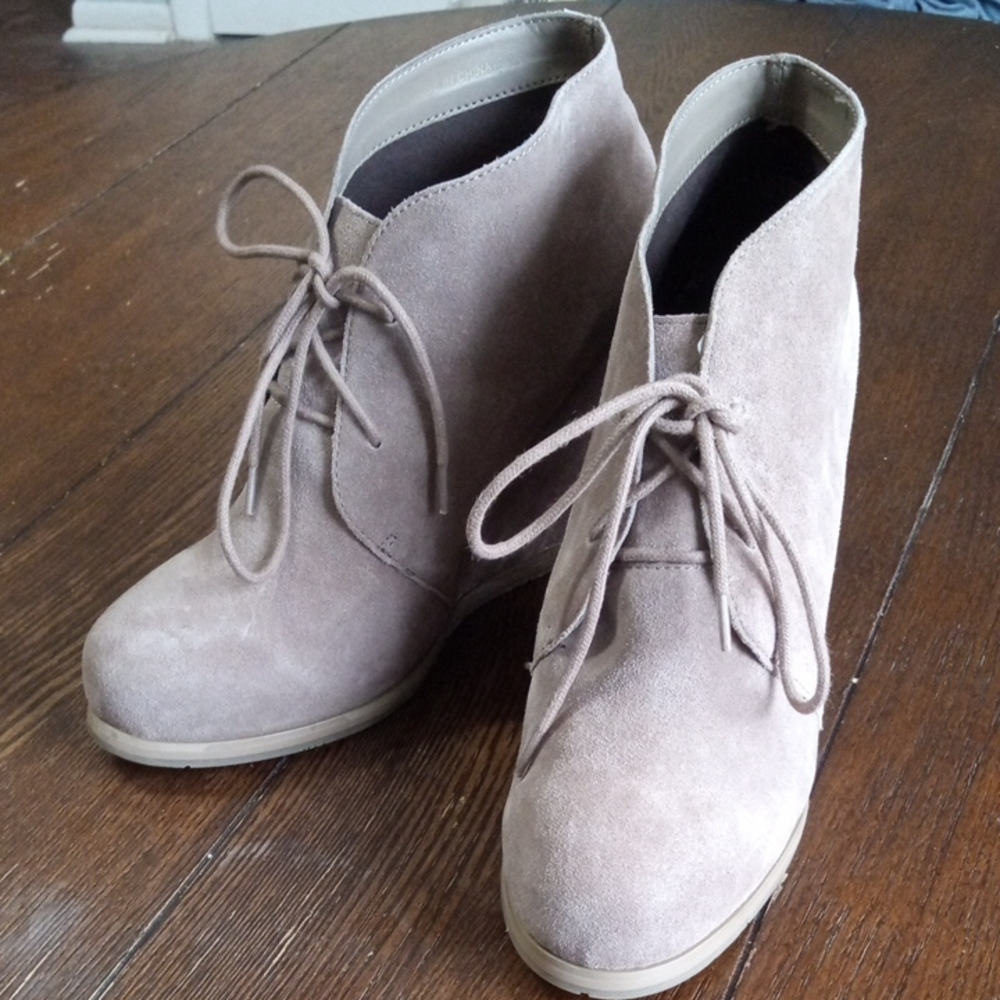 🚨B2G1 New DV By DOLCE VITA Taupe Suede Lace-Up Wedged Ankle Booties